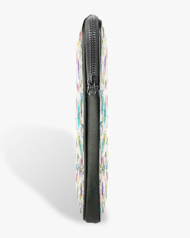 Peacock Feathers in the Garden MacBook / Laptop-Sleeve