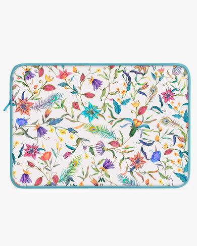 Peacock Feathers in the Garden MacBook / Laptop-Sleeve