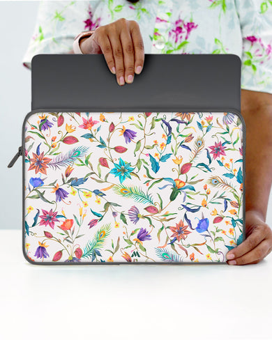 Peacock Feathers in the Garden MacBook / Laptop-Sleeve