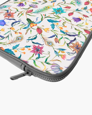 Peacock Feathers in the Garden MacBook / Laptop-Sleeve