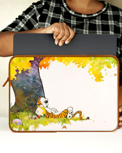 Calvin Hobbes Under Tree MacBook / Laptop-Sleeve