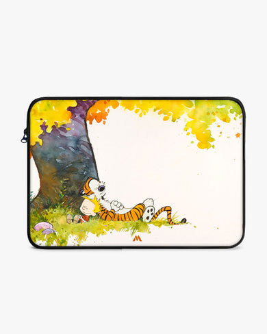 Calvin Hobbes Under Tree MacBook / Laptop-Sleeve