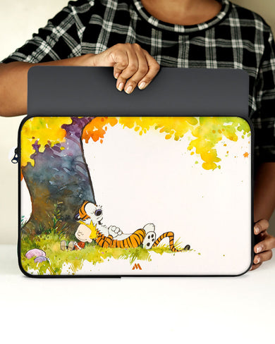 Calvin Hobbes Under Tree MacBook / Laptop-Sleeve