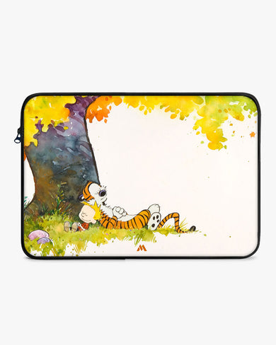 Calvin Hobbes Under Tree MacBook / Laptop-Sleeve