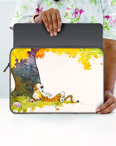 Calvin Hobbes Under Tree MacBook / Laptop-Sleeve