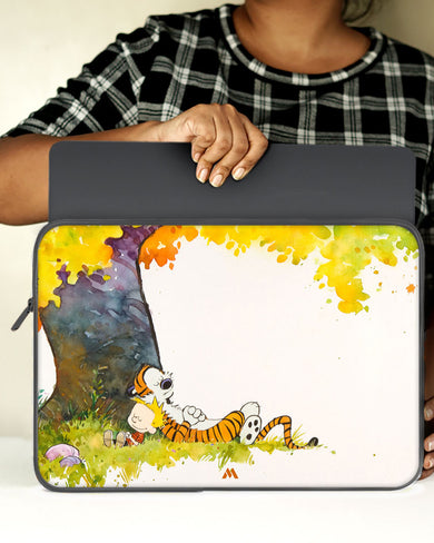 Calvin Hobbes Under Tree MacBook / Laptop-Sleeve