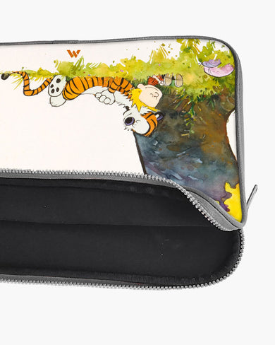 Calvin Hobbes Under Tree MacBook / Laptop-Sleeve