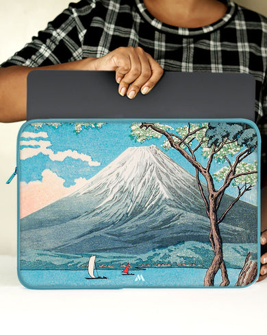 Mount Fuji from Lake Yamanaka [Hiroaki Takahashi] MacBook / Laptop-Sleeve