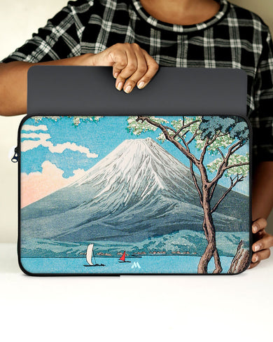 Mount Fuji from Lake Yamanaka [Hiroaki Takahashi] MacBook / Laptop-Sleeve