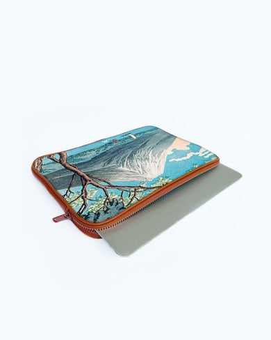 Mount Fuji from Lake Yamanaka [Hiroaki Takahashi] MacBook / Laptop Sleeve