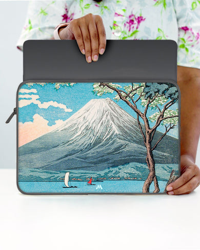 Mount Fuji from Lake Yamanaka [Hiroaki Takahashi] MacBook / Laptop-Sleeve