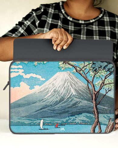 Mount Fuji from Lake Yamanaka [Hiroaki Takahashi] MacBook / Laptop-Sleeve