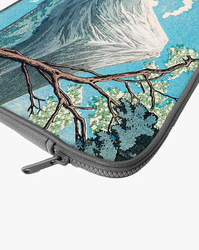 Mount Fuji from Lake Yamanaka [Hiroaki Takahashi] MacBook / Laptop-Sleeve