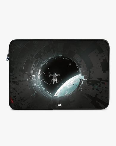 Through The Airlock MacBook / Laptop-Sleeve