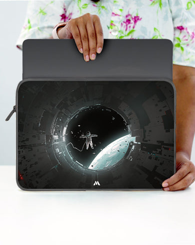 Through The Airlock MacBook / Laptop-Sleeve