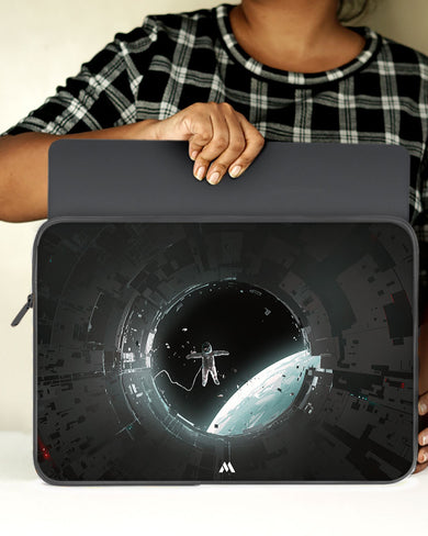 Through The Airlock MacBook / Laptop-Sleeve